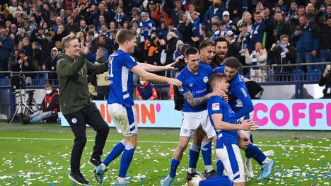 Nach einem erfolgreichen Wochenende steht der FC Schalke 04 erstmals in dieser Saison an der Tabellenspitze der 2. Bundesliga und geht mit großer Euphorie in die letzten Spiele.