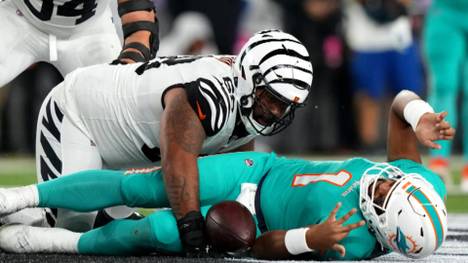 In der NFL hat sich Miami-Quarterback Tua Tagovailoa schwer verletzt. Sein Team muss sich jetzt mit Vorwürfen eines Fehlverhaltens bei der Kopfverletzung auseinandersetzen. 