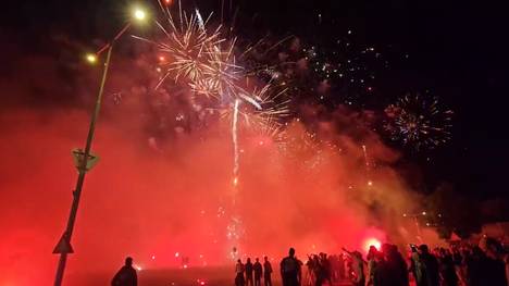 Feyenoord Rotterdam feiert sein 115. Jubiläum. Zu diesem Anlass versammelten sich hunderte Fans um Mitternacht vor dem Stadion und zündeten eine große Pyro-Show.
