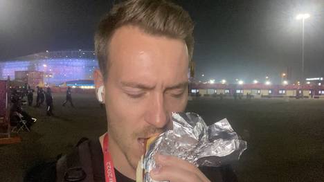 Ein Foto eines unappetitlich aussehenden Hotdogs geht im Netz viral. Das Stadion-Essen in Katar erntet viele spöttische Kommentare. SPORT1-Reporter Felix Fischer wagt den Geschmackstest. 