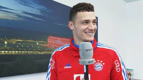 Bayerns Benjamin Pavard verrät exklusiv bei SPORT1, dass er sich bei einem Triple-Gewinn die Haare blond färben möchte. Außerdem spricht er über das Titelrennen in der Bundesliga.