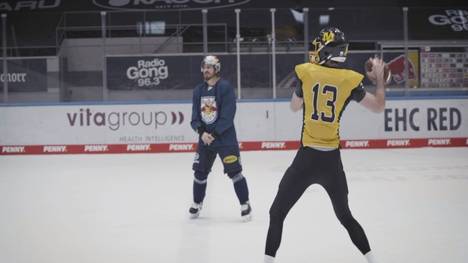 Football und Eishockey gelten als zwei verschiedene Sportwelten. Akteure des EHC Red Bull München und den Munich Cowboys beweisen, dass man sie auch kombinieren kann.