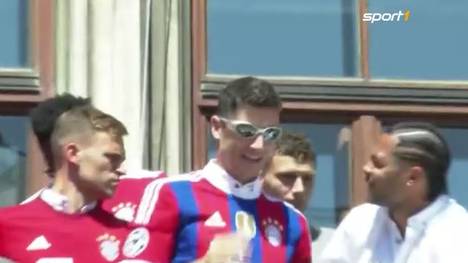 Die Bayern-Meisterfeier auf dem Rathausbalkon moderiert traditionell der Stadionsprecher Stephan Lehmann. Ihm unterläuft ein peinlicher Faux-Pas. Ein weiteres Highlight wird Gnabrys modische Sonnenbrille.