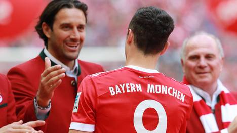 Beim FC Bayern sorgt Robert Lewandowski weiter für Unruhe und will München verlassen. Aus einem bestimmten Grund müsste der FCB bei einem Abgang des Polen einen Nachfolger finden.