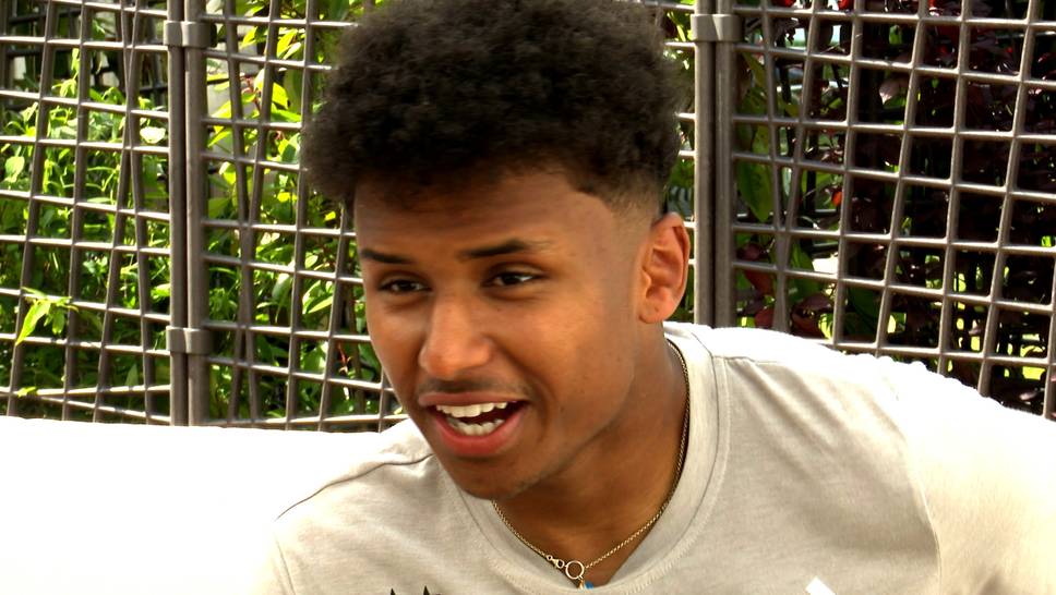 Karim Adeyemi verrät im exklusiven SPORT1-Interview, wie er mit Nico Schlotterbeck über einen BVB-Wechsel sprach und welche Ziele er beim neuen Verein hat.