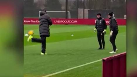 Nach dem Einzug in die 4. Runde des FA Cups ist auch die Laune einen Tag später im Training nicht zu übersehen und Trainer Jürgen Klopp zaubert vor seinen Kollegen am Ball. 