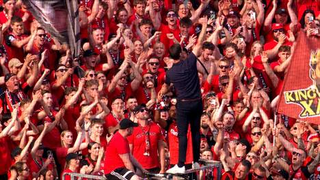 Xabi Alonso verlässt Bayer Leverkusen nach dieser Saison. Dass er als Freund geht, zeigt die frenetische Zuneigung der Fans. Der Baske genießt sein letztes Bad in der Menge.