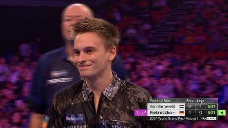 Ricardo Pietreczko wirft beim Darts World Grand Prix seinen ersten Dart auf die Triple-20 und merkt im Anschluss, dass er über ein Double-Feld ins Leg muss.