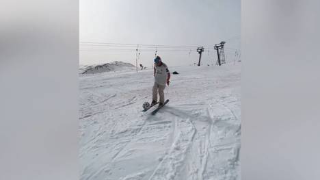 Ski-Freestyler Andri Ragettli ist für ganz besondere Ski-Videos bekannt. Der Schweizer hält beim Skifahren den Ball hoch - das sieht spektakulär aus.