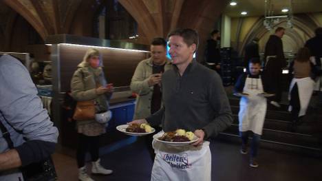 Rührende Geste von Oliver Glasner. Der Trainer von Eintracht Frankfurt verteilt in der Vorweihnachtszeit Essen an obdachlose Menschen. 