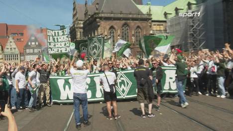 Vor dem alles-entscheidenden Spiel ziehen die Fans des SV Werder Bremen durch die Stadt und stimmen sich auf das Spiel ein. 