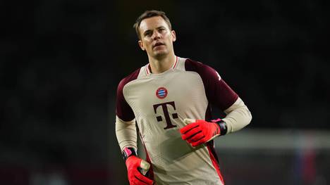 Manuel Neuer patzt beim 1:4-Debakel der Bayern in Barcelona zwar nicht, seine Leistung wird von Medien und Experten im Nachhinein aber mit teils heftiger Kritik überzogen. Hat Neuer seine Aura verloren?