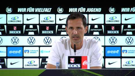 Eintracht Frankfurt verliert beim VfL Wolfsburg. Nach dem Spiel kritisiert Trainer Dino Toppmöller vor allem den Umgang der Schiedsrichter mit Mario Götze. 