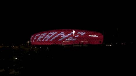 Zu Ehren des „Kaisers“ Franz Beckenbauer wurde die Allianz Arena mit den Worten „Danke Franz“ bestrahlt. Am Wochenende wird es außerdem in allen Bundesliga-Stadien eine Schweigeminute geben.