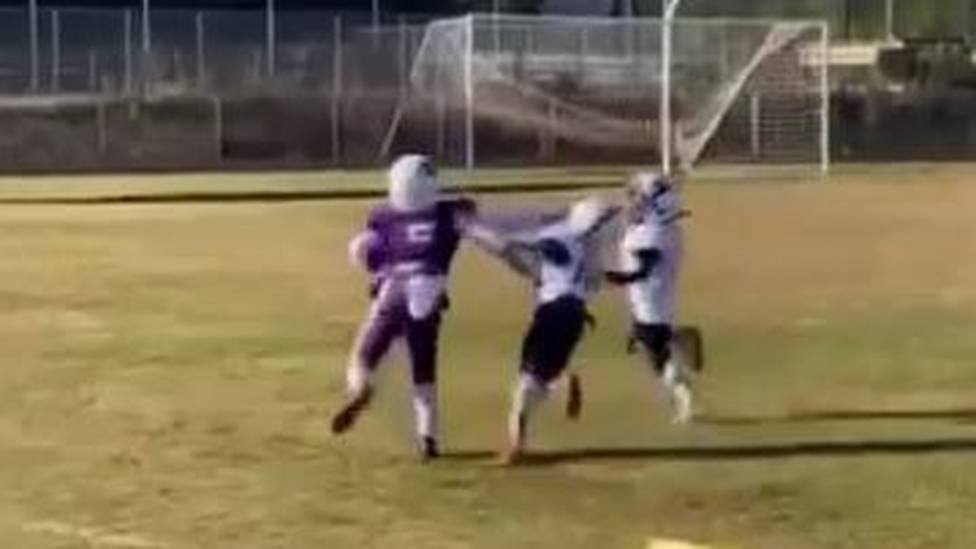Ein 6-Jähriger Running Back sorgte mit einem spektakulären Touchdown-Lauf für Aufsehen. Sein unglaublicher Lauf erinnert an NFL- Star Derrick Henry.