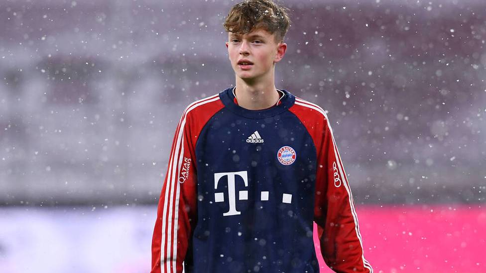 Wegen der zahlreichen Corona-Ausfälle bei den Bayern steht auch ein 16-Jähriger im Kader gegen Gladbach - und wird bei seiner Einwechslung zum jüngsten Bayern-Spieler der Vereinshistorie.