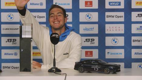 Jan-Lennard Struff gewinnt in München sein erstes ATP-Turnier und bringt auf der anschließenden Siegerpressekonferenz einige Medienvertreter mit einem Scherz rund um den Stadionsprecher zum Lachen. 