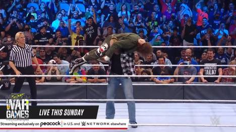 Bei WWE Friday Night SmackDown verteidigt Roman Reigns seinen Universal Title blitzschnell gegen Sami Zayn. Erzrivale Brock Lesnar hilft ihm aus Eigennutz.