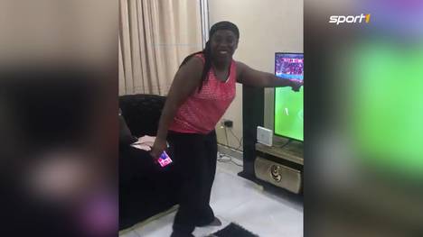 Die Mutter von Kanada-Spieler Sam Adekugbe geht mit ihrer Reaktion auf die Einwechslung ihres Sohnes viral.