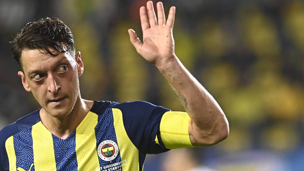 Ali Koç, Präsident von Fenerbahçe Istanbul, macht Mesut Özil eine klare Ansage. Er solle sich mehr auf den Fußball konzentrieren, als seine kommerziellen Interessen. 