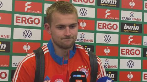 Jamal Musiala wurde zu Bayerns Pechvogel. Teamkollege Matthijs de Ligt reagiert auf das Handspiel, das den Freiburger Halbfinaleinzug ebnete.