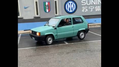 Arturo Vidal liebt seinen neuen Flitzer, einen türkisen Fiat Panda. Hier fährt er mit seiner neuen Kultauto zum ersten Mal ins Training.