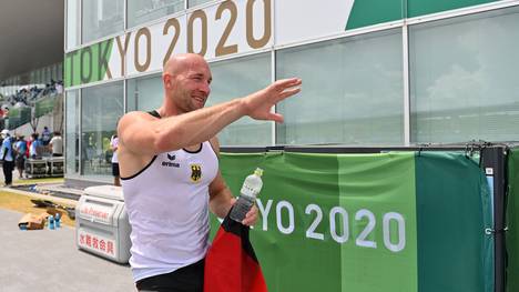 Kanu-Olympiasieger Ronald Rauhe trägt bei der Schlussfeier in Tokio die Fahne.