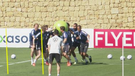 Bundestrainer Hansi Flick hat nur noch wenige Gelegenheiten vor der WM in Katar mit dem DFB-Team zu trainieren. Das Trainingslager zur Vorbereitung auf die Nations League ist deshalb speziell.