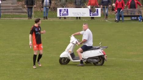 Bei einem Amateurspiel in den Niederlanden zwischen Veenhuizen und Vitesse sorgte ein Flitzer der besonderen Art für Aufsehen.