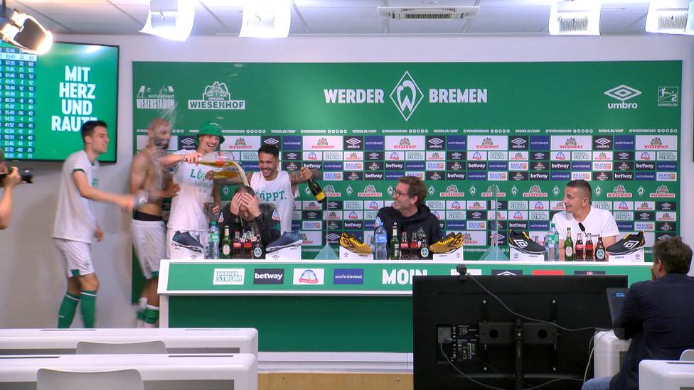 Auf der Pressekonferenz zum Sieg und dem damit verbundenen Aufstieg in die Bundesliga bekommt Ole Werner gleich zweimal eine Bierdusche durch seine Spieler.