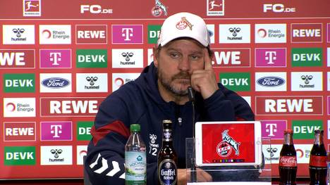 Steffen Baumgart ist über die Frage eines Journalisten, nach dem 1:1-Unentschieden gegen Augsburg, nicht amüsiert. 