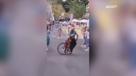 Nicht hingeguckt: Eine Zuschauerin bei einem Radrennen in El Hierro läuft auf die Rennstrecke und wird von einem Fahrer umgerissen.