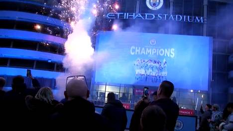 Manchester City ist Englischer Meister 2021. Einige Fans feiern vor dem Etihad Stadium und Trainer Pep Guardiola zeigt sich erleichtert.