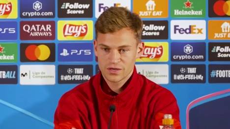 Unter Hansi Flick holte der FC Bayern 2020 das Triple und auch bei Barça läuft es aktuell sehr gut für den 59-Jährigen. Joshua Kimmich versucht zu erklären, was den Trainer der Katalanen ausmacht.