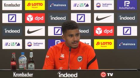 Dortmund-Leihe Ansgar Knauff spricht auf der Pressekonferenz erstmals als Mitglied der Eintracht. Dabei erzählt er, wer sein großes Vorbild im Fußball ist und wie sehr er den Sport liebt.