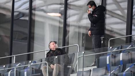 Bei Eintracht Frankfurt werden zur neuen Saison viele Positionen frei, ein Problem, da jetzt ein Sportvorstand fehlt um einen neuen Trainer zu suchen.