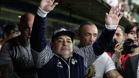 Acht Tage nach seiner Hirn-OP hat Argentiniens Fußball-Idol Diego Maradona das Krankenhaus verlassen, um seine Entziehungskur in privater Umgebung fortzusetzen.