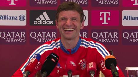 Thomas Müller witzelt im Bayern-Trainingslager über die Frage eines Reporters und sorgt für einen Lacher auf der Pressekonferenz.