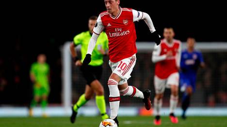 Als einer von nur drei Arsenal-Profis soll Mesut Özil einen Gehaltsverzicht verweigern. Er schlägt eine andere Möglichkeit vor.