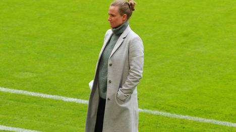 Kathleen Krüger sitzt gegen Borussia Mönchengladbach auf der Bank. War die Teammanagerin des FC Bayern nicht positiv auf Corona getestet worden?
