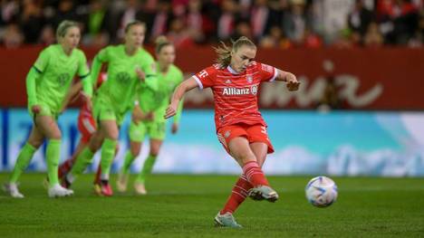 Die Frauen des FC Bayern siegen im Topspiel dank eines verwandelten Handelfmeters von Stanway (84.) und lösen damit den VfL Wolfsburg an der Tabellenspitze ab.