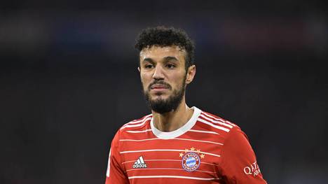 Der FC Bayern muss lange auf einen seiner Verteidiger verzichten. Noussair Mazraoui kämpft nach einer Corona-Infektion mit einer Folge-Erkrankung - auch ein Mittelfeldspieler fehlt im Trainingslager.