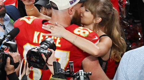 2024 sind die Kansas City Chiefs (mal wieder) das Maß aller Dinge in der NFL. Für Schlagzeilen sorgten diesmal aber nicht nur Patrick Mahomes und Co., sondern auch Pop-Star Taylor Swift.