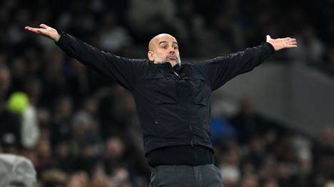 Pep Guardiola verlängert seinen Vertrag bei Manchester City mit ungewohnt kämpferischen Worten. Für Viele kommt sein Verbleib überraschend.