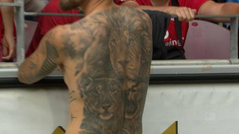 Nach dem Spiel beim 1. FSV Mainz 05 präsentiert ein Leverkusen-Profi seinen mit drei Löwen tätowierten Rücken. Auch bei Bayer muss er sich derzeit durchbeißen.