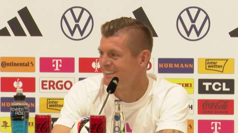 Auf einer Pressekonferenz der deutschen Fußballnationalmannschaft spricht Nationalspieler Toni Kroos über den Trainingszoff zwischen Niclas Füllkrug und Antonio Rüdiger.