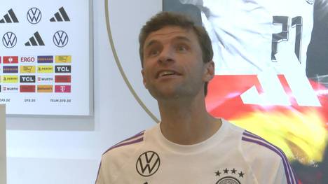 Thomas Müller präsentiert sich am Media Day der deutschen Fußballnationalmannschaft einmal mehr bester Laune. Der Bayern-Star scherzt über Freizeit-Duelle mit Deniz Undav - lässt sich bei einer Frage allerdings nicht in die Karten schauen.