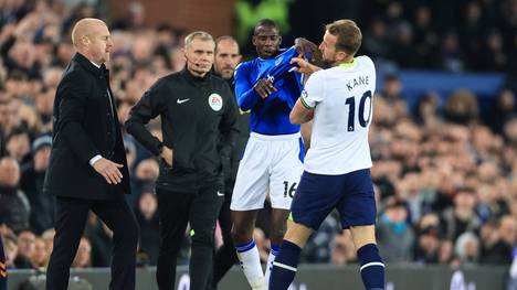 Harry Kane geht im Duell mit dem FC Everton nach einem leichten Gerangel spektakulär zu Boden und provoziert so eine Rote Karte. Der Spurs-Star steht nun mächtig in der Kritik.