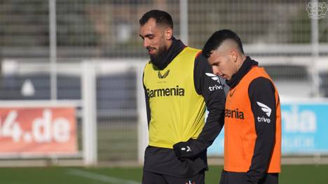 Bayer 04 Leverkusen büßte durch ein 0:0 gegen Gladbach zwei Punkte ein. Zum Wochenstart begrüßte die Werkself dann ihren neuen Stürmer Borja Iglesias im Training.