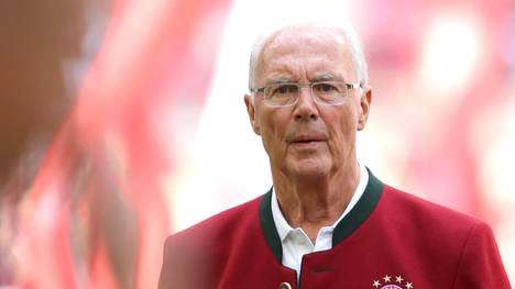 Die beiden Ehrenpräsidenten Franz Beckenbauer und Uli Hoeneß werden sich das erste Heimspiel des FC Bayern München nach dem Re-Start in die Bundesliga im Stadion anschauen.